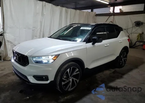 2021 Volvo Xc40 T5 R-Design z USA, uszkodzony, nr VIN YV4162UM2M2545264